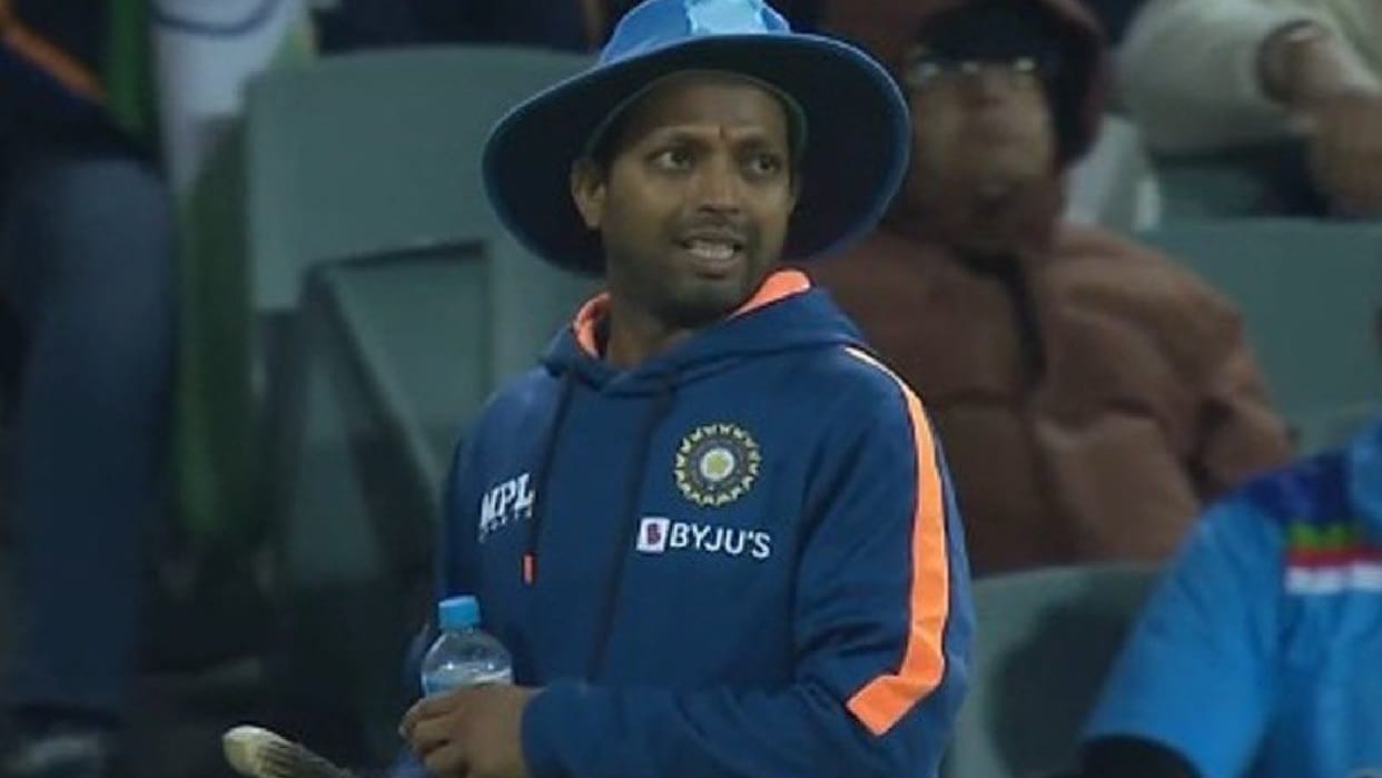 Team India’s Sidearm Thrower Raghu Cleans Shoes of Players to Prevent Them From Slipping