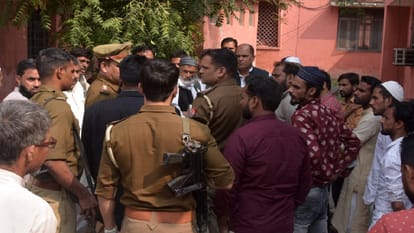 जांच करती पुलिस।