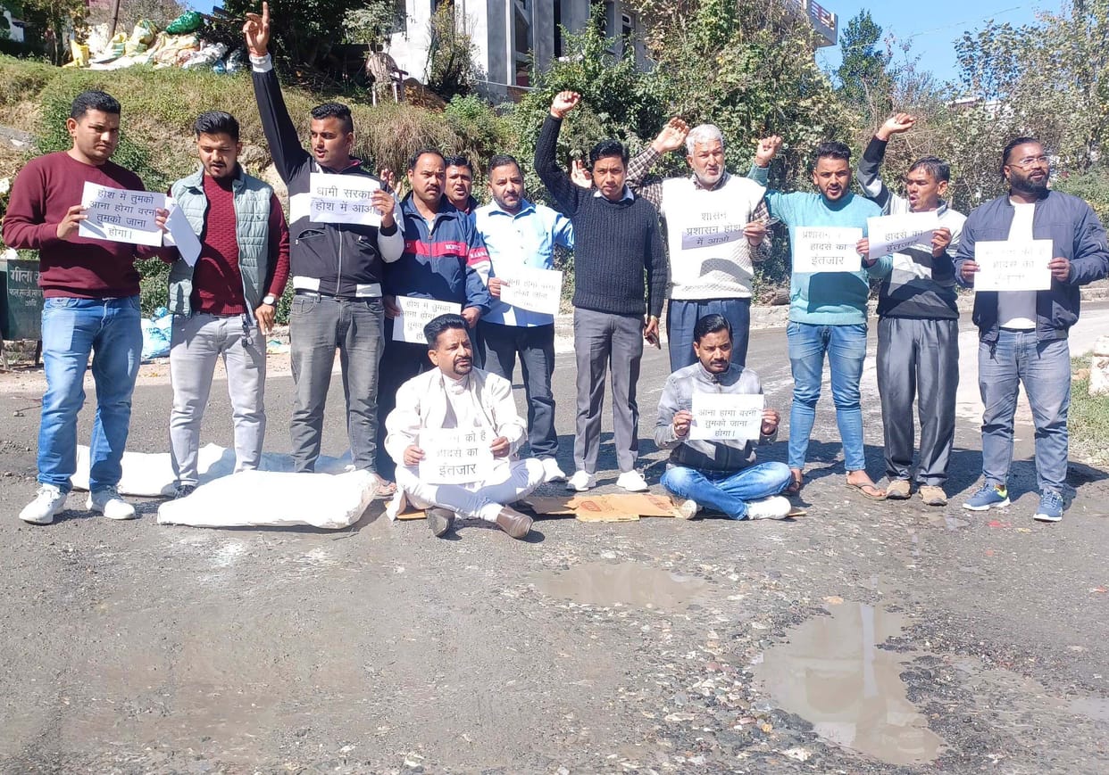 Congress came out on the road for pothole-free road