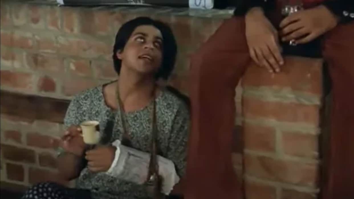 shahrukh khan was seen playing a gay student role in his debut film