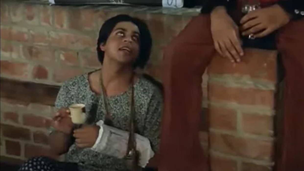 shahrukh khan was seen playing a gay student role in his debut film