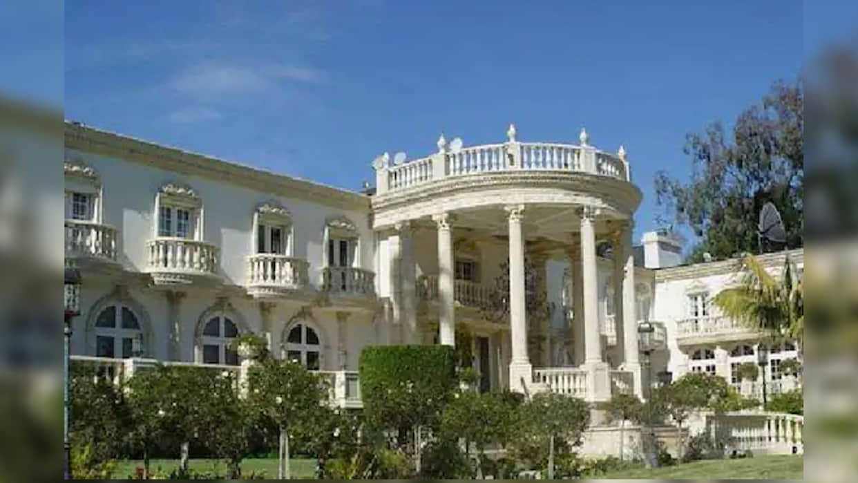 Shahrukh Khan Birthday gauri khan took 4 years to decorate her house mannat see inside photos