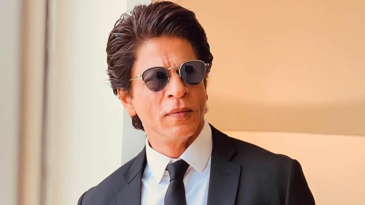 Shahrukh Khan Before his birthday actors expensive Mercedes Benz car towed from mumbai street video gets viral