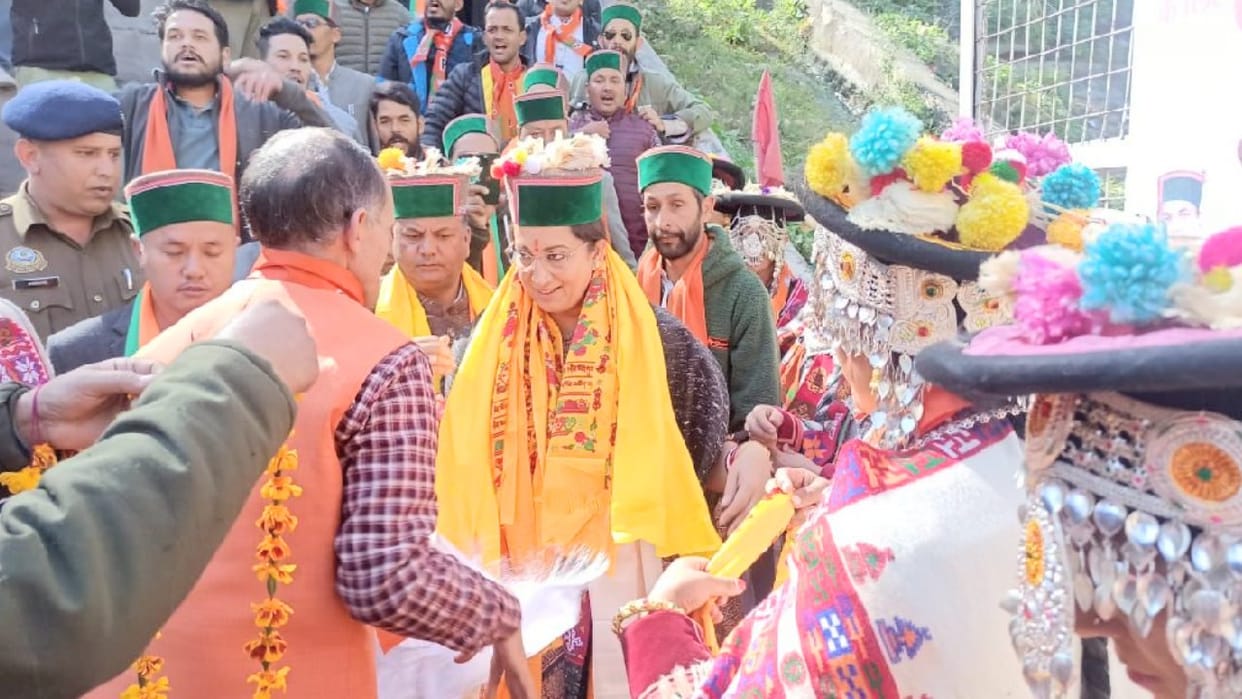 himachal election 2022 ,Smriti Irani said that Congress princess ringing bells in temples during elections