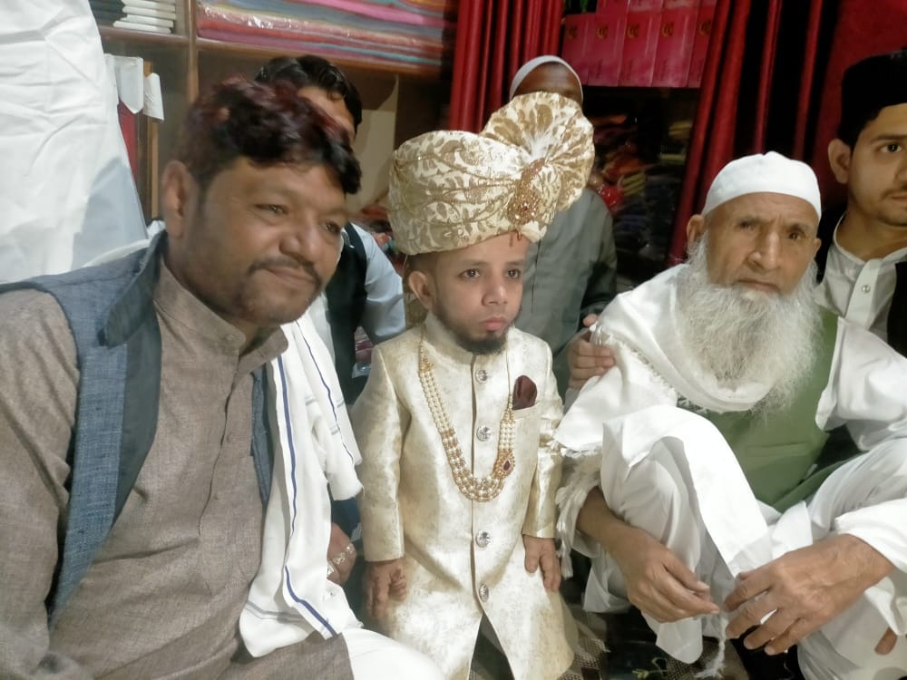 Two and half feet Azeem Masoori gets married with Hapur Girl