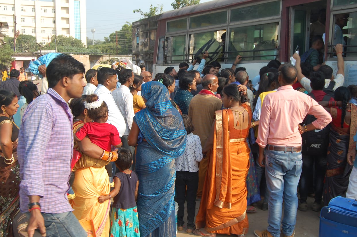Buses fell in front of the crowd, passengers remained upset