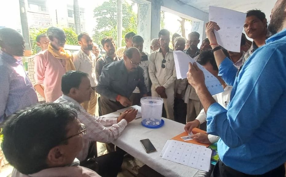 Etah: Open lottery of 85 farmers and two FPOs, got potato seeds