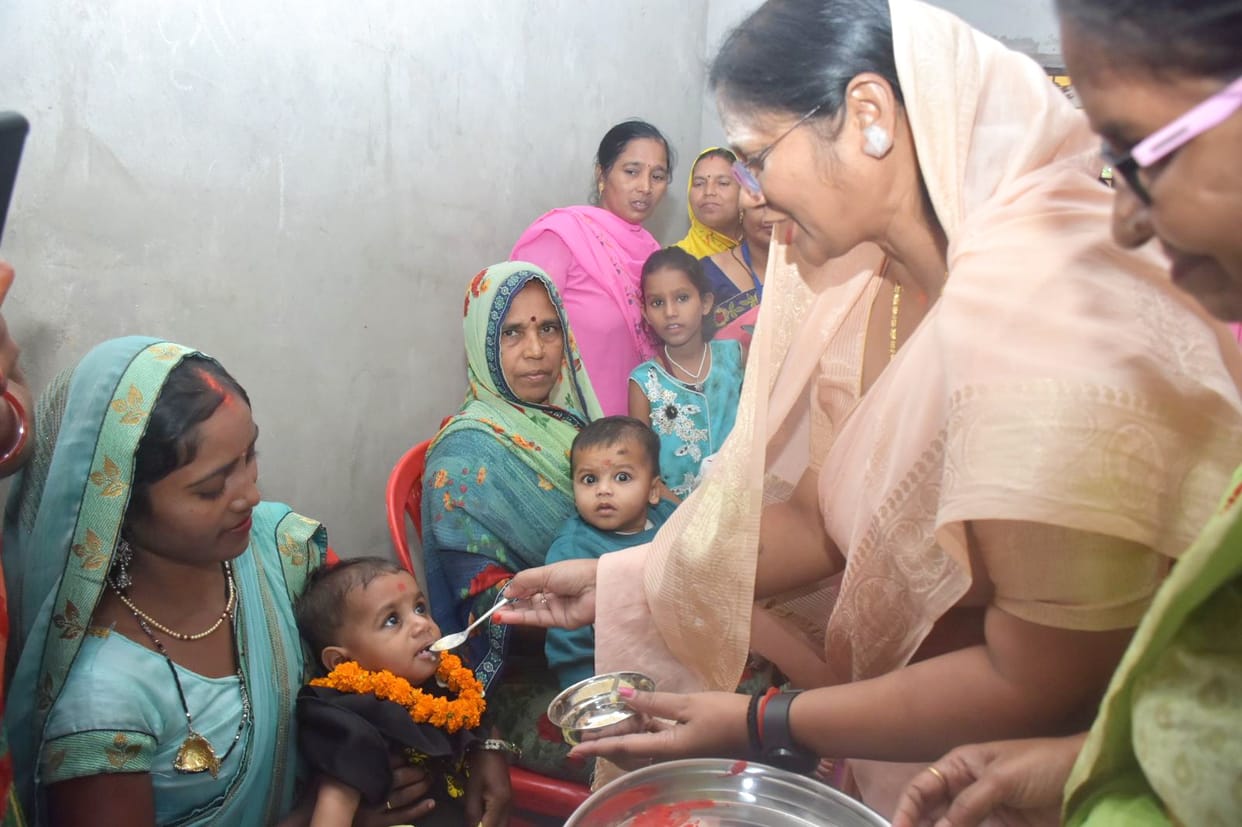 Minister of State Vijay Laxmi agitated due to the closure of the Anganwadi center in varanasi