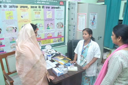 Minister of State Vijay Laxmi agitated due to the closure of the Anganwadi center in varanasi