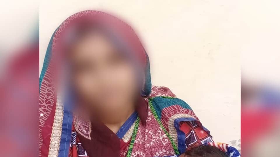 husband took the pregnant wife out of the house victim file complaint in police station agra