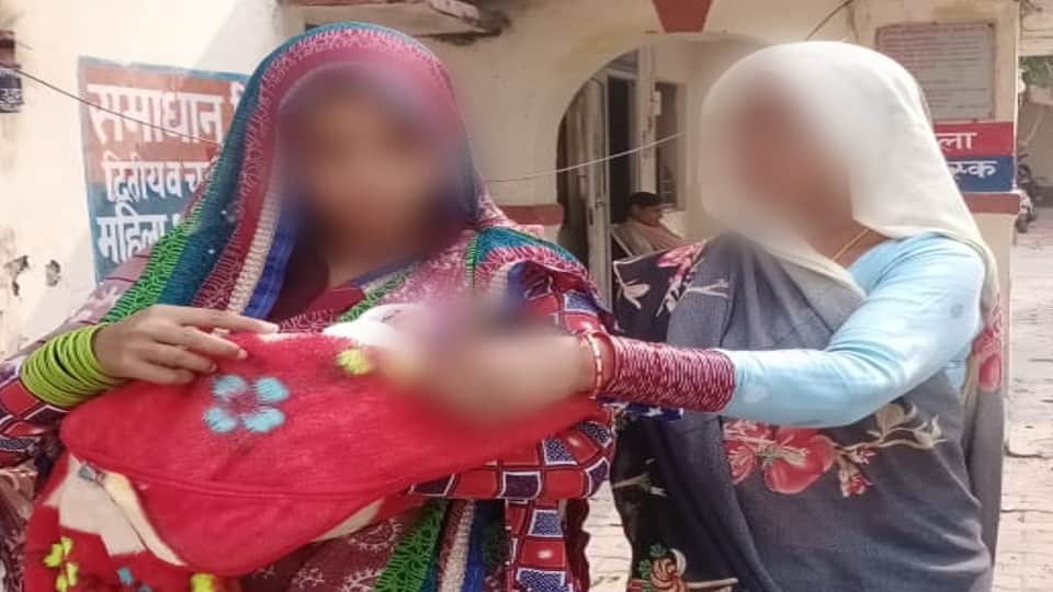 husband took the pregnant wife out of the house victim file complaint in police station agra
