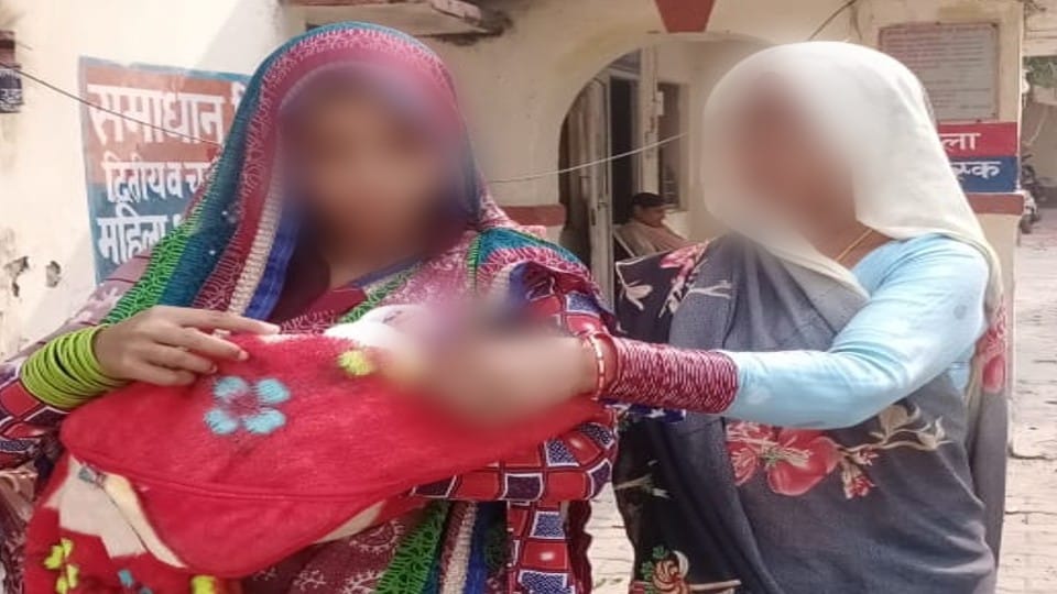 husband took the pregnant wife out of the house victim file complaint in police station agra