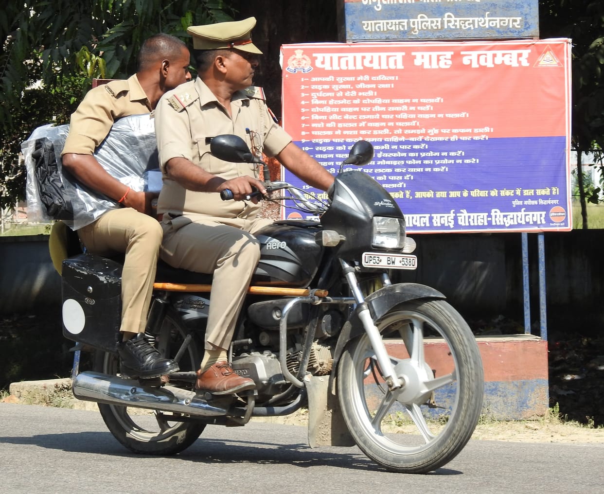 police personels not caring about trafic rule