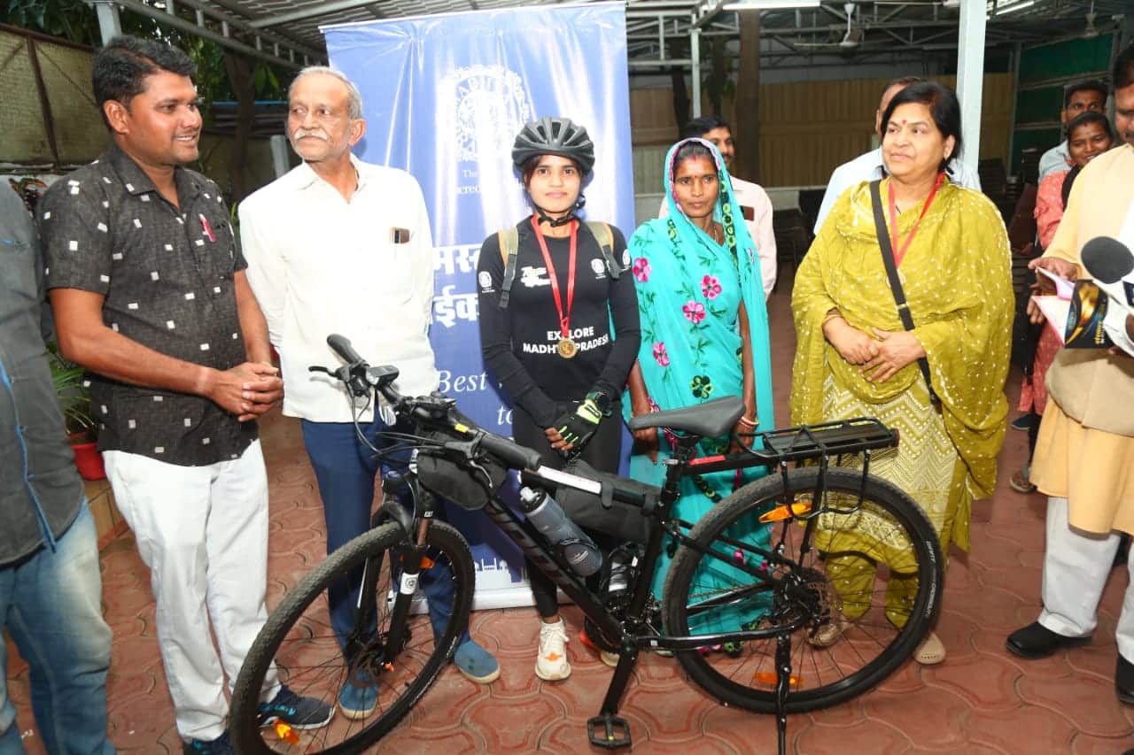 MP News:  Madhya Pradesh's daughter Asha went on a tour of the country by bicycle