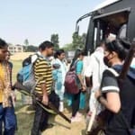 बिहार में मोकामा विधानसभा उपचुनाव के लिए चुनावी ड्यूटी पर जाते सुरक्षाकर्मी।