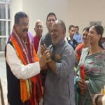 वाराणसी एयरपोर्ट पर  केंद्रीय मंत्री डॉ. धर्मेंद्र प्रधान का स्वागत करते भाजपा नेता