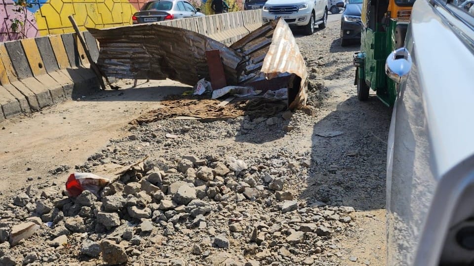Indore News: Toll tax of 25 lakhs from the public every day, in return the road filled with potholes