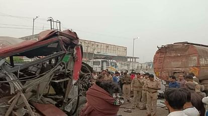 घटनास्थल पर खड़ी क्षतिग्रस्त बस