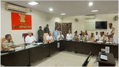 मंत्री मीणा ने दौसा में ली अधिकारियों की बैठक।