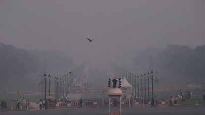 धुंध में गायब हो गया इंडिया गेट