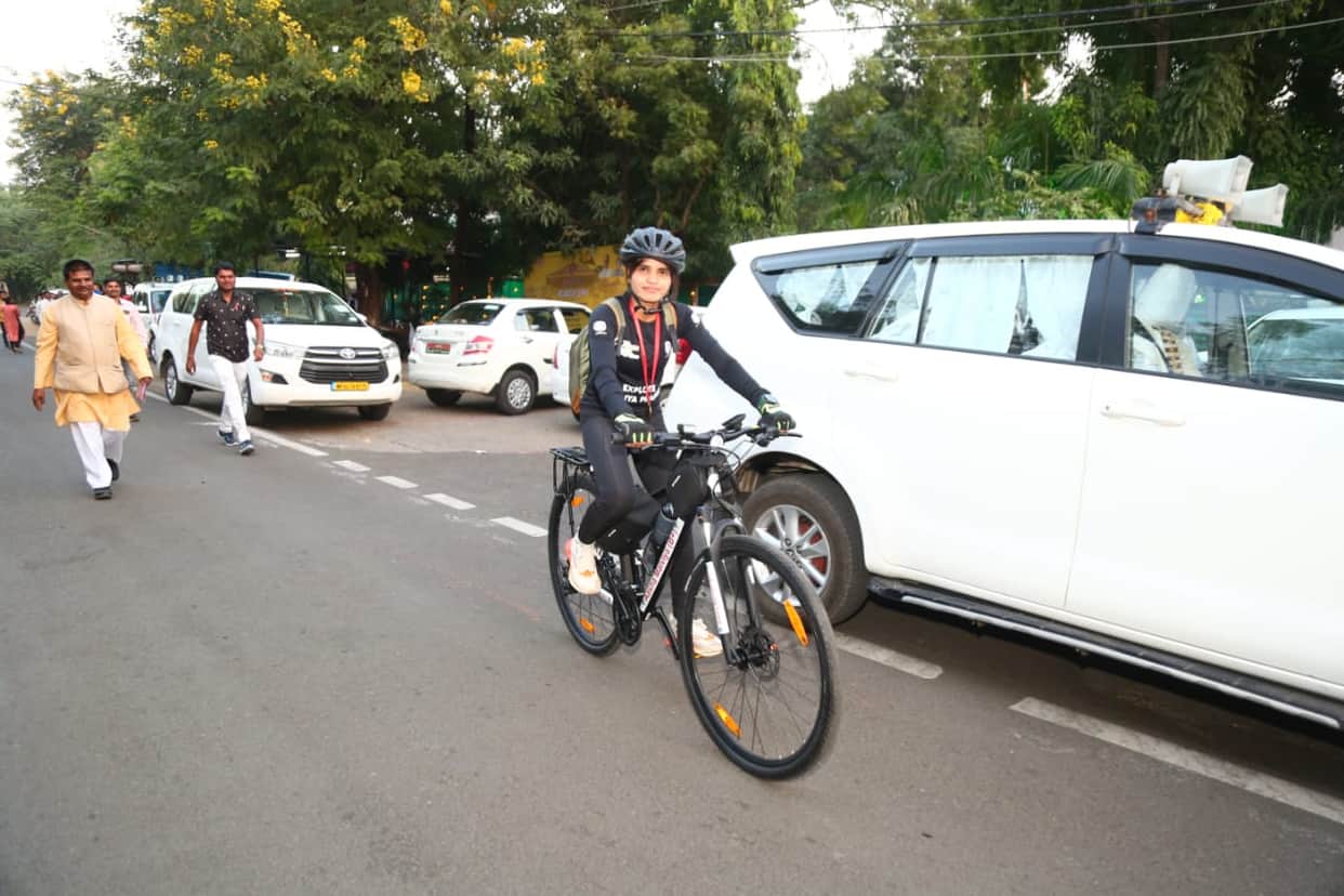 MP News:  Madhya Pradesh's daughter Asha went on a tour of the country by bicycle