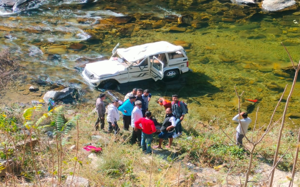 Accident In Kotdwar Doctors car fell into ditch Bironkhal team returning health camp Uttarakhand News in hindi