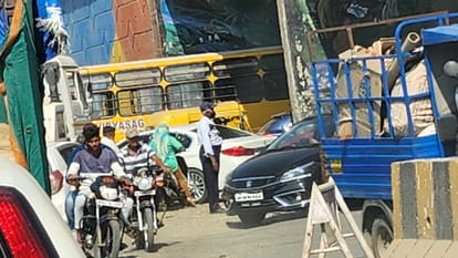 Indore News: Toll tax of 25 lakhs from the public every day, in return the road filled with potholes