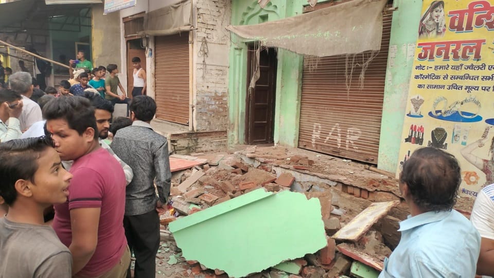 visor of the dilapidated house fell due to the jumping of the monkeys death of old man in agra