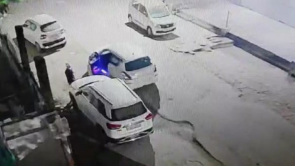 Hi-tech thieves could not start the car in agra