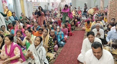 Thakur ji's Prabhat Pheri was welcomed with flowers