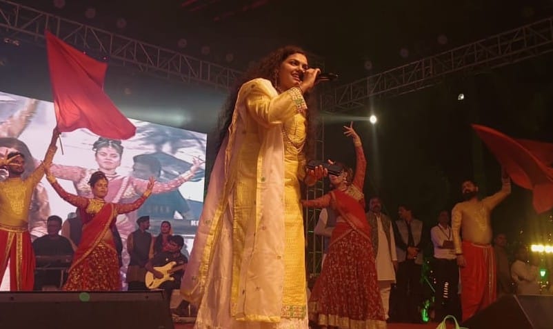 Angry Akshara Singh left the stage after throwing stones, angry audience broke chairs