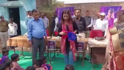 Satna DM and his wife distributed warm clothes to the poor and needy