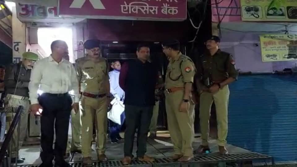 Thieves stole 26 lakhs  cutting ATM with gas cutter no security personnel anywhere