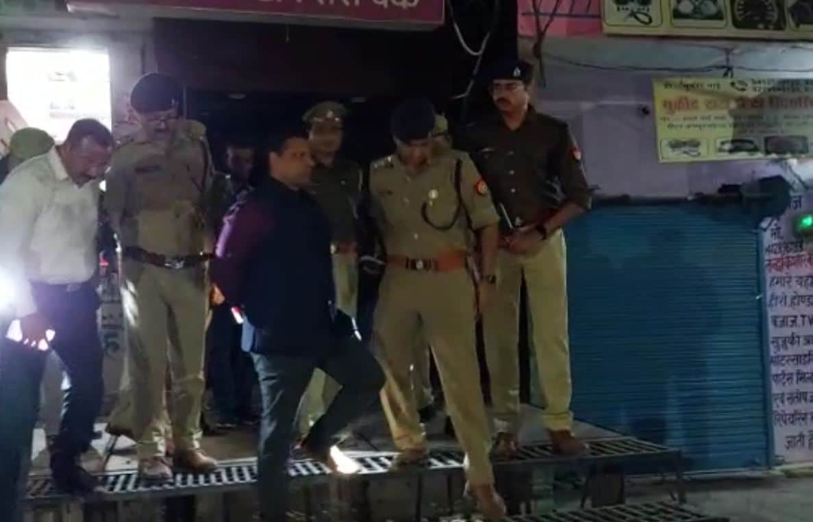 Thieves stole 26 lakhs by cutting ATM with gas cutter CCTV closed Police investigated Etah Crime