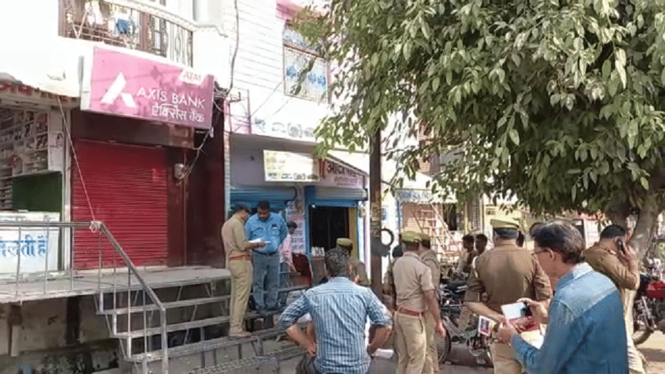 Thieves stole 26 lakhs by cutting ATM with gas cutter CCTV closed Police investigated Etah Crime