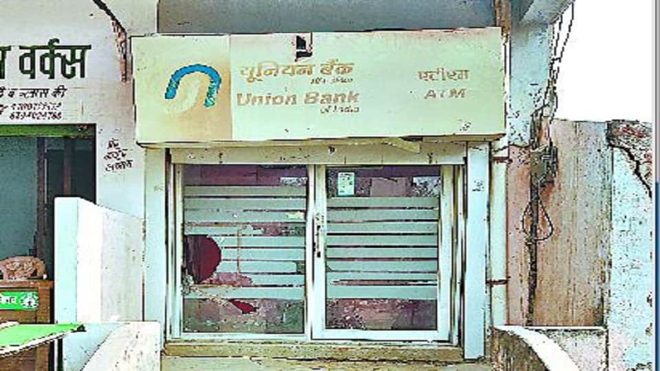 Thieves stole 26 lakhs  cutting ATM with gas cutter no security personnel anywhere