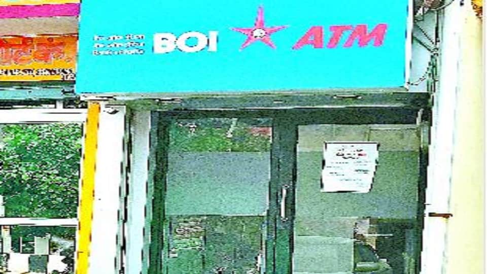 Thieves stole 26 lakhs  cutting ATM with gas cutter no security personnel anywhere