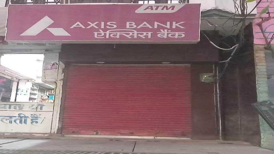 Thieves stole 26 lakhs  cutting ATM with gas cutter no security personnel anywhere