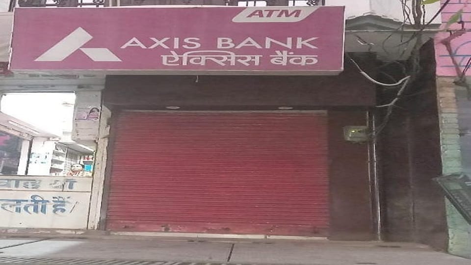 Thieves stole 26 lakhs  cutting ATM with gas cutter no security personnel anywhere