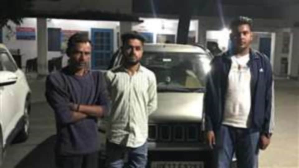 Roorkee News: Three youth Arrested for celebrate birthday in running car on road and fireworks on roof
