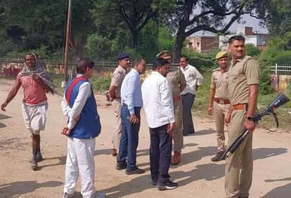 घटनास्थल पर जानकारी लेते एसडीएम व कोतवाल।