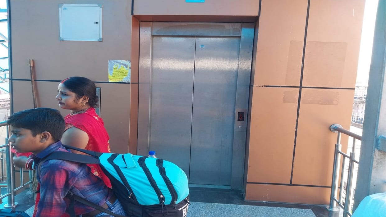 Varanasi Girl students stuck in the lift of Varanasi Cantt station for half an hour rescued