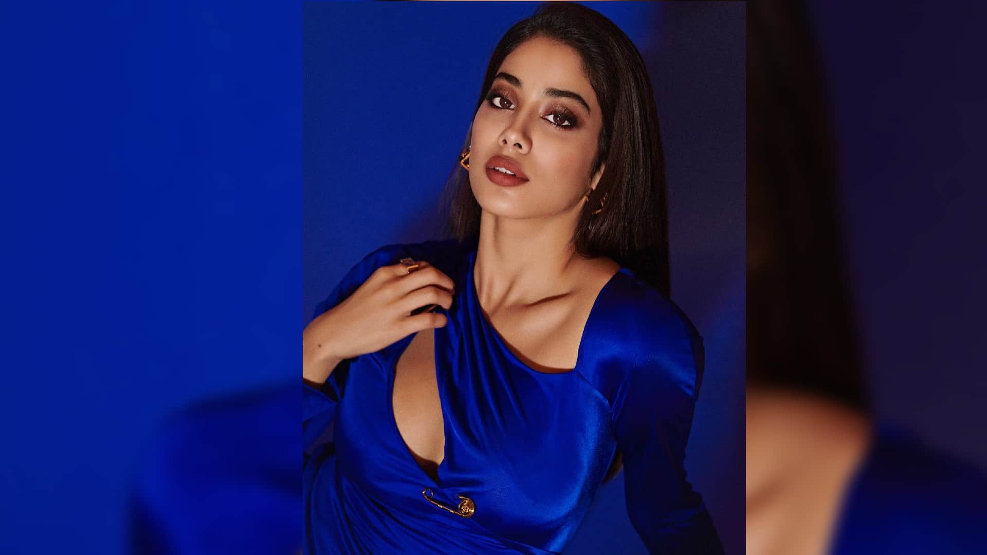 janhvi kapoor got trolled for her new look Users compare  actress with Urfi Javed