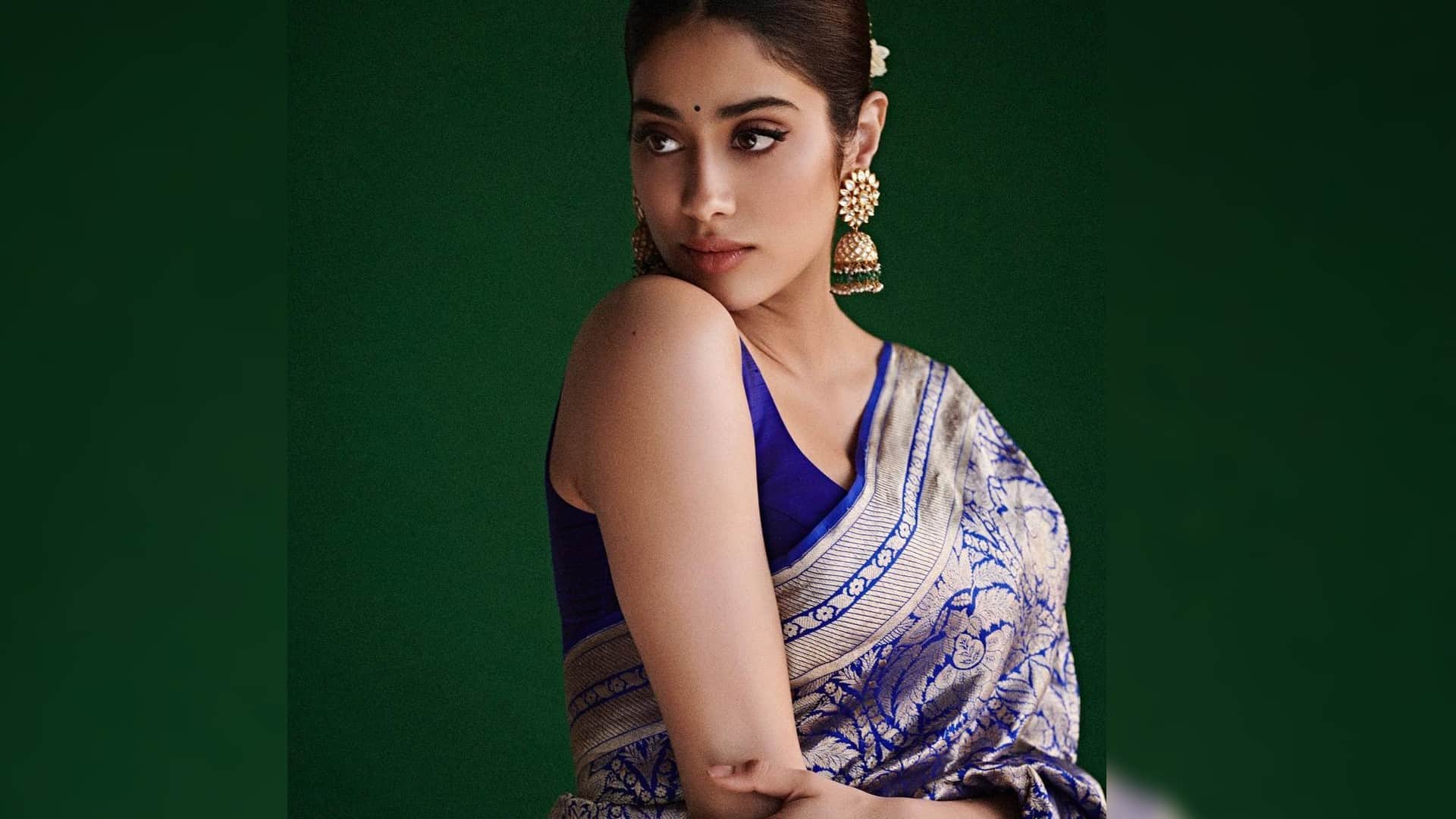 janhvi kapoor soo gorgeous in sleeveless blouse with saree see two different looks for mimi promotion