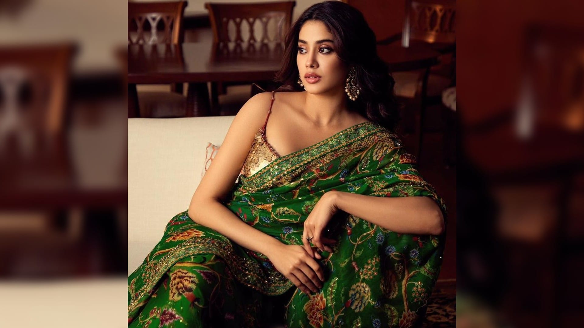 janhvi kapoor soo gorgeous in sleeveless blouse with saree see two different looks for mimi promotion