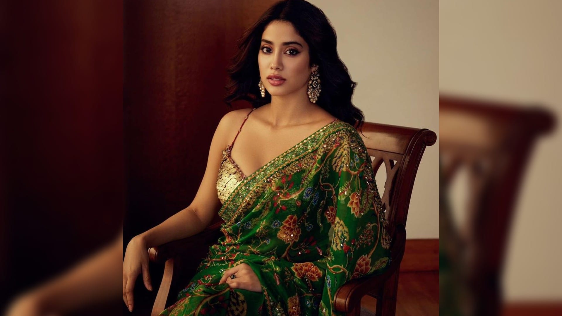 janhvi kapoor soo gorgeous in sleeveless blouse with saree see two different looks for mimi promotion