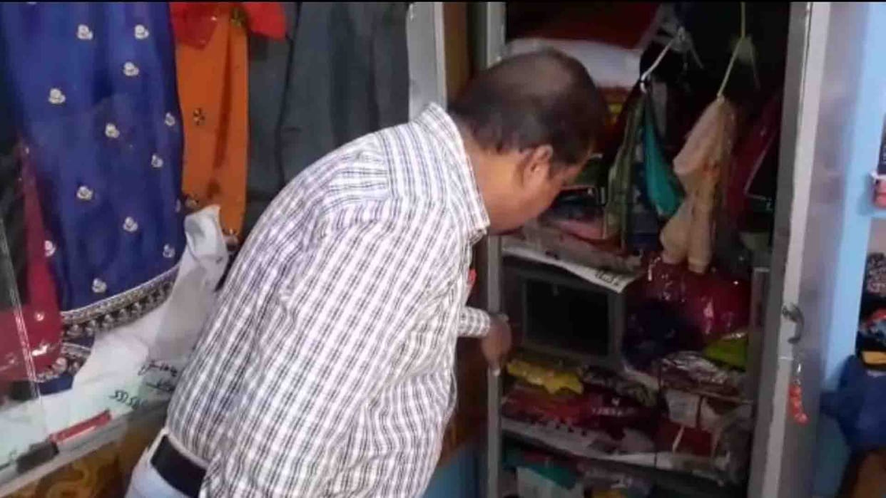 Mahoba: 17 lakh stolen from headmasters house