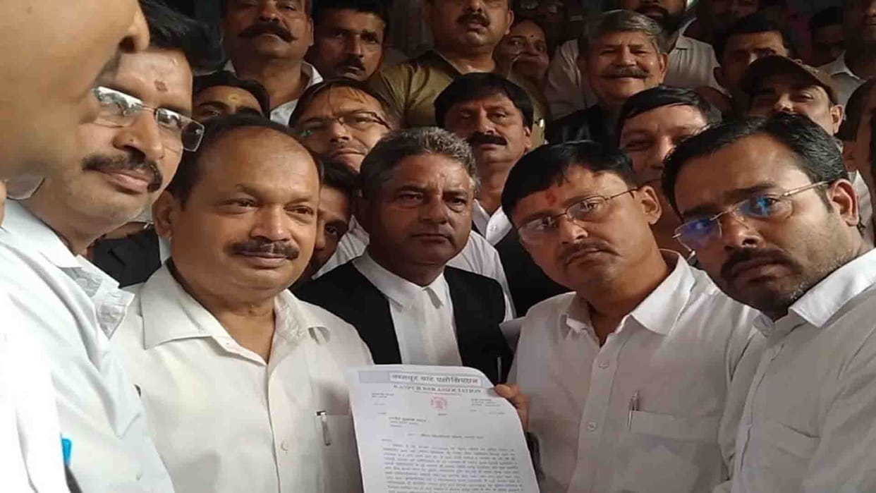 Angry advocates stall judicial work due to report filed against lawyers in cop assault case