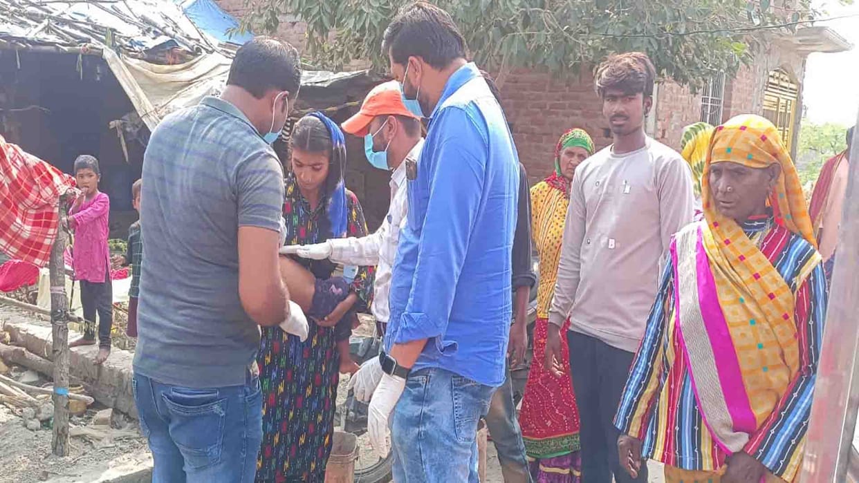 Jalaun: team of Health Department had to struggle in taking samples of children suffering from measles