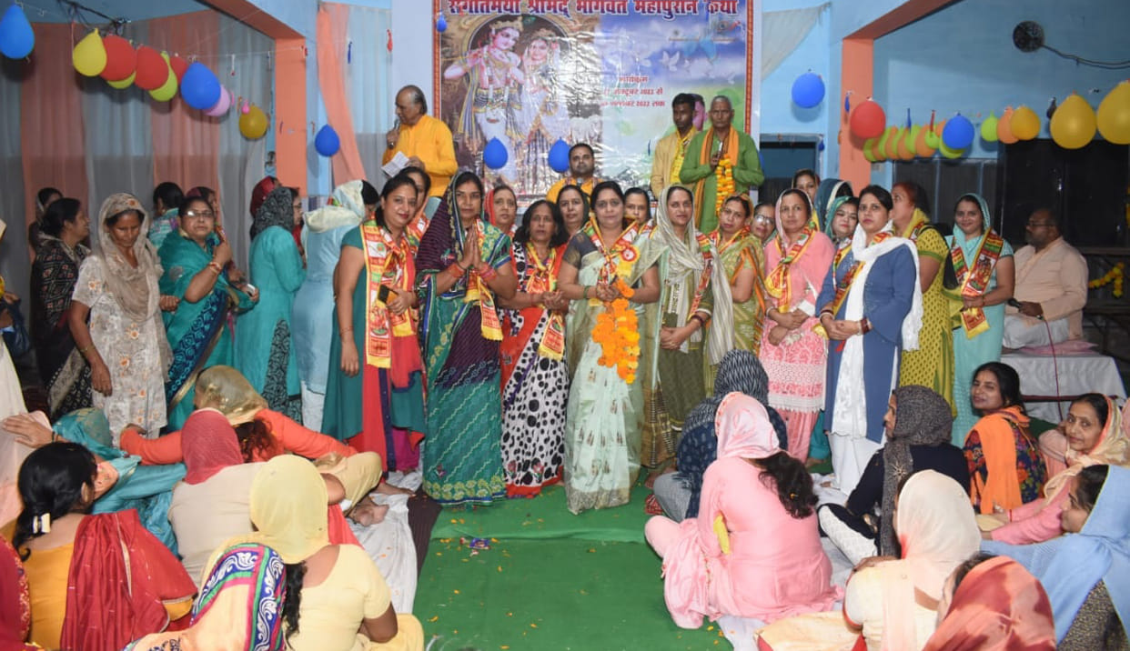 Women devotees who took the pledge of Bhagwat Katha honored